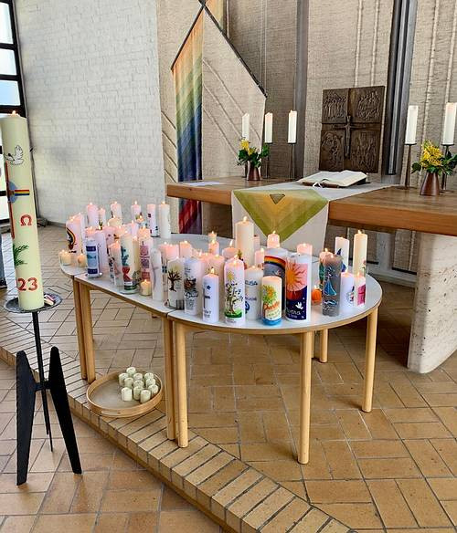 Taufkerzen beim Tauferinnerungsgottesdienst