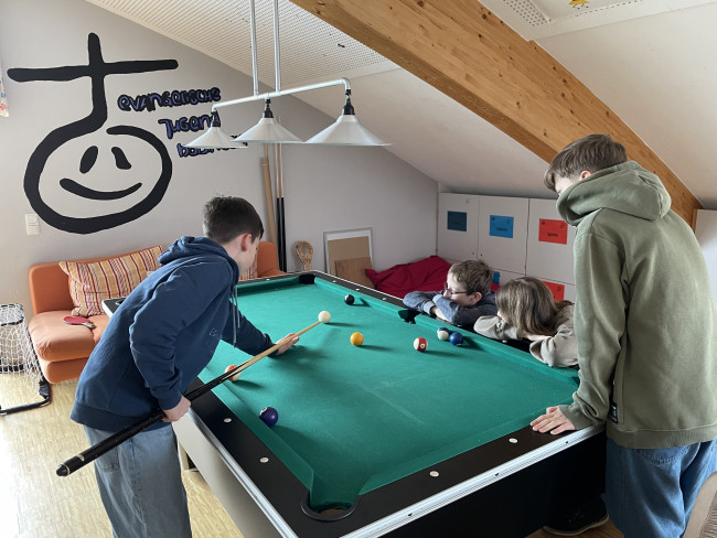 Billardspielen im Jugendraum
